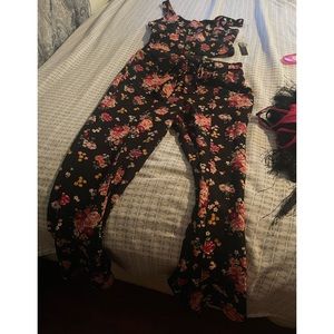 2 piece outfitroses and flowers on it size large very stretchable Walmart new